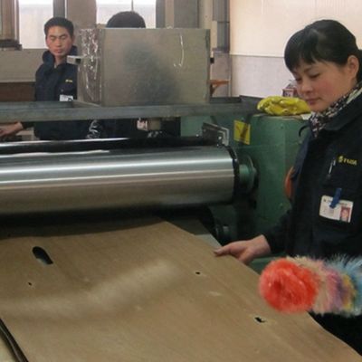 Yeniden Yapılmış Ahşap Finer Ceviz Düz Kesilmiş Taç Tanesi 0.15-0.6mm Kahverengi Kapı için
