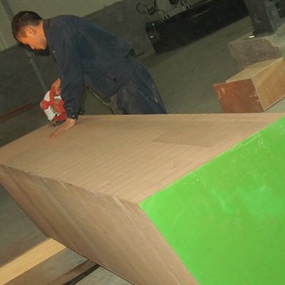 Özel Recon Elm Wood Veneer düz kesim ve 2500 * 640 mm dolap yüzü için taç kesim