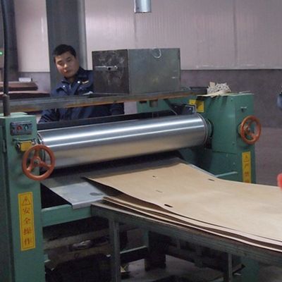 Tasarlanmış Kayrak Ahşap Kaplama Ceviz H8536 Düz Fineline Tahıl Koyu Gri Renk Dekorasyon Uzatılmış Boyut 3100mm