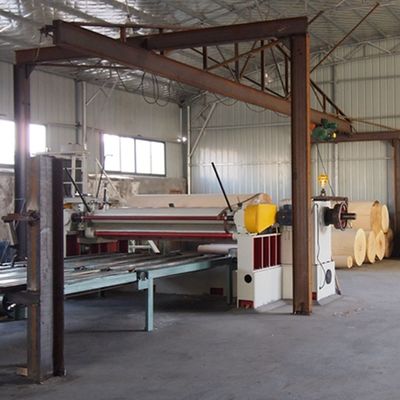 0.5mm Sanayi Elm Ahşap Finer Yaprak Harika Paneller için 2500-3100mm Uzunleştirilmiş Çeyreği Kesim Kırmızı Renkli