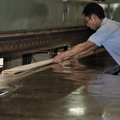 Fantezi Kontrplak için AAA Sınıfı Tik Ahşap Kaplama Kontrast Siyah Çizgi Düz Tahıl