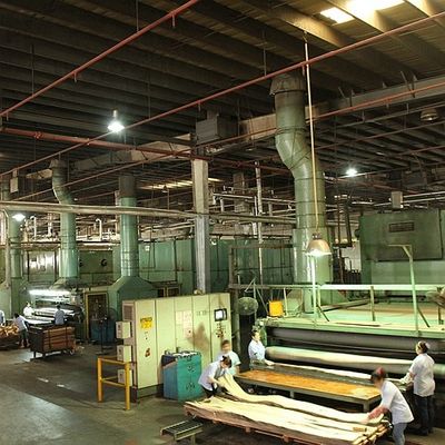 Dekorasyon Doğal Tik Ahşap Kaplama Düz Kesim Taç Tahıl 2050-3200mm Uzunluk