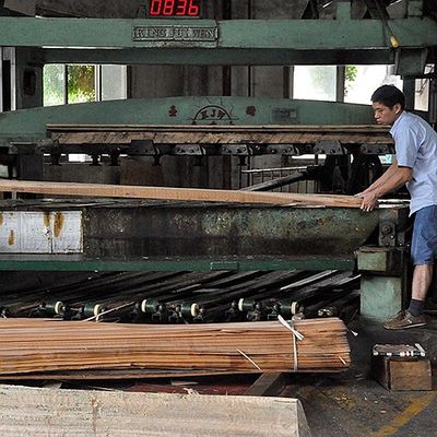 Çin Fsc Yapımı Yüksek Sınıf Mobilya İçin Amerikan Doğal Ceviz Ahşap Kaplama Çeyrek Kesim Düz Tahıl Üreticiler