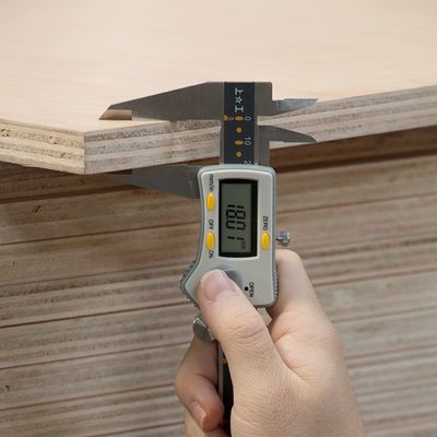 Buğulanmış Kayın Taçının Fantezi Doğal Ahşap Paneli Standart Boyut 2440 * 1220mm Kapı ve Pencereler İçin İyi Fiyat Çin Yapar