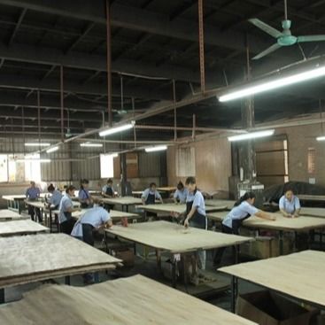 Yüksek kaliteli Recon Wood Veneer Yeşil Wenge G.WG-X5333 Düz Taneler Yeşil Renk Duvar Kağıdı 2500-3100mm Çin Fabrikası