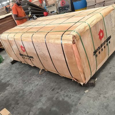 2440*1220 Tüm parça Gabon Okume ahşap kaplama 0.2mm - 0.4mm Şık Paneller Fabrikası için